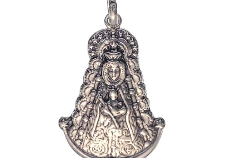 Colgante medalla Virgen del Rocío de 40×24 mm.