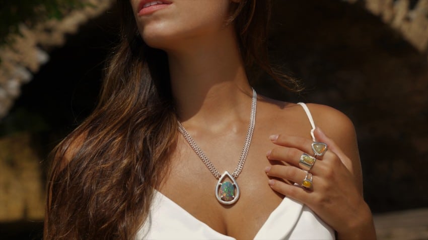 Espectacular posado de nuestra modelo mostrando collar y anillos de ópalos de Etiopía