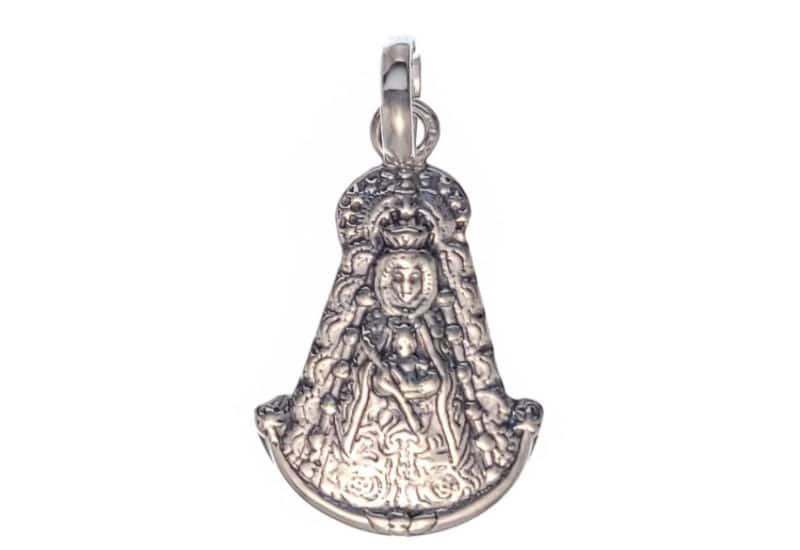 Colgante Medalla Virgen del Rocío de 28×15 mm.