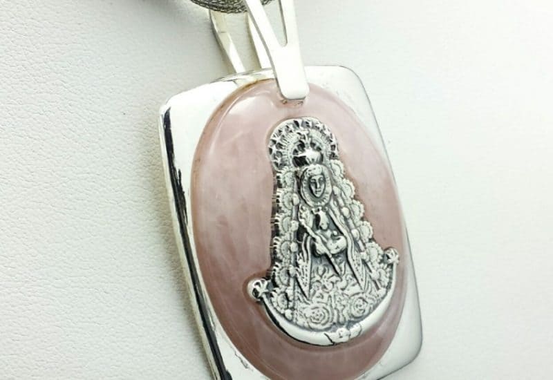 Colgante en Plata de Ley 925 mls y Cuarzo Rosa – Medalla de la Virgen del Rocío