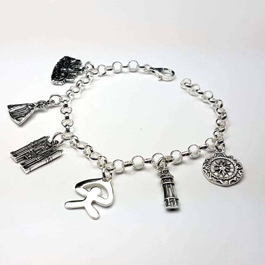 Preciosa pulsera fabricada en plata de ley 925 que lleva colgantes con motivos relacionado con la ciudad de Almería: Castillo de Tabernas, l Virgen del Mar de Almería, catedral de la Encarnación, Índalo, Faro, Sol de Portocarrero. Preciosa pulsera fabricada en plata de ley 925 que lleva colgantes con motivos relacionado con la ciudad de Almería: Castillo de Tabernas, l Virgen del Mar de Almería, catedral de la Encarnación, Índalo, Faro, Sol de Portocarrero.