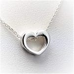 Collar corazón en plata. Gargantilla de gran calidad y acabado compuesta por cadena y colgante con forma de corazón.