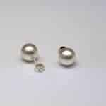 Pendientes de plata con perlas sintéticas.
