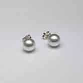 Pendientes de plata con perlas sintéticas.