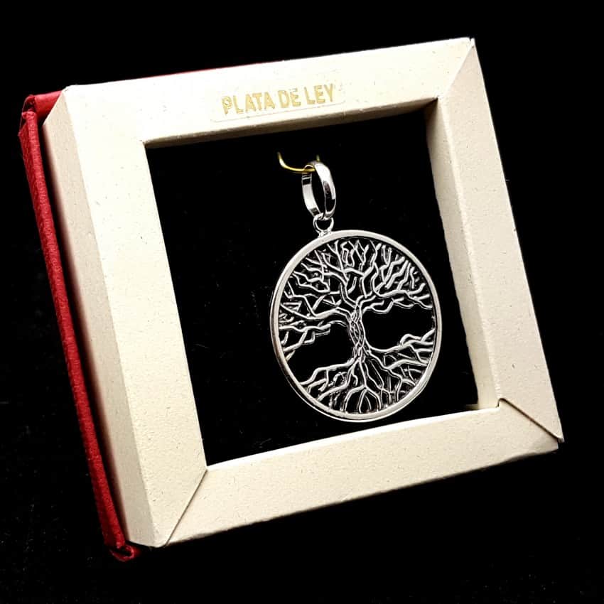 Colgante fabricado en plata con el motivo del árbol de la vida. Colgante árbol de la vida en plata