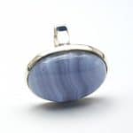 Anillo de plata con calcedonia azul de cabujón, forma oval.