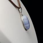 Colgante de plata con calcedonia azul de cabujón, forma oval.