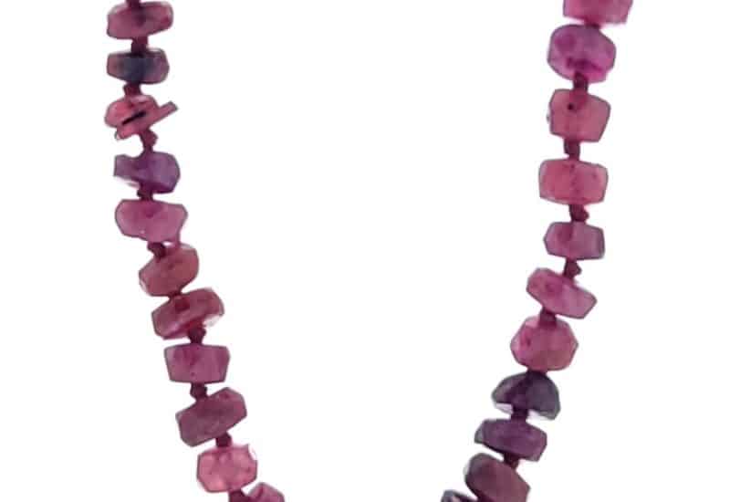 Collar rubíes con engarce de nudos de 45 centímetros de longitud