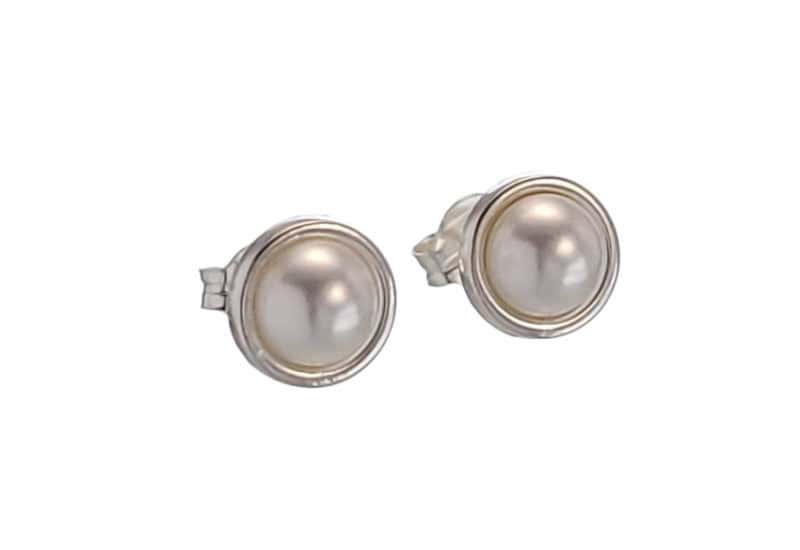 Pendientes plata de 8,2 mm con perla sintética de 6 mm.