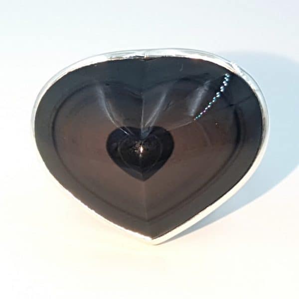Anillo de plata y obsidiana arcoíris con forma de corazón.