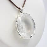 Colgante de plata y cuarzo cristal de roca facetado, forma oval.