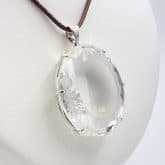 Colgante de plata y cuarzo cristal de roca facetado, forma oval.