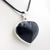 Colgante de plata y obsidiana arcoíris, forma de corazón.