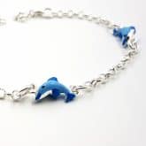 Pulsera de plata con delfines azules