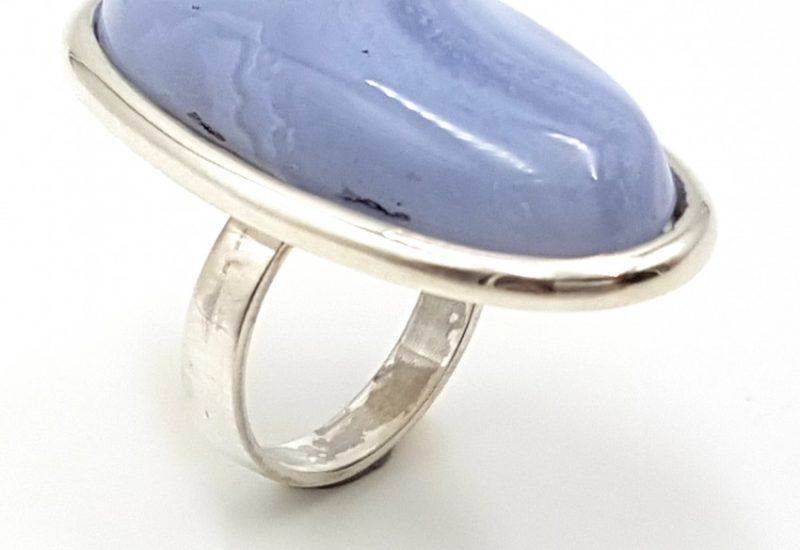 Anillo de Calcedonia Azul con forma oval fabricado en plata de ley