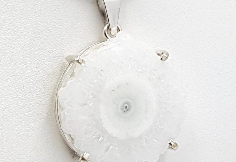 Colgante fabricado en plata de ley con flor de cuarzo – forma circular