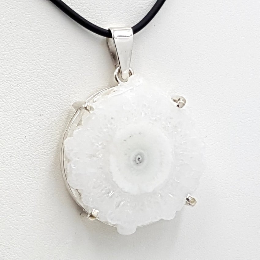Colgante flor de cuarzo en plata, forma circular