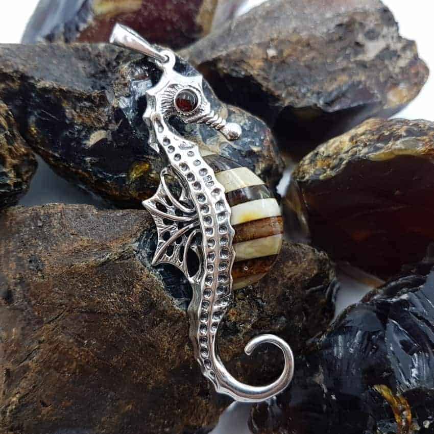 Colgante caballito de mar de ámbar y plata