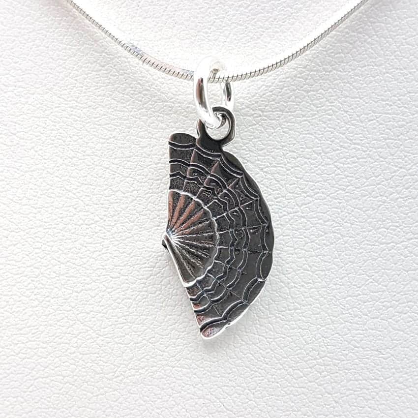 Colgante con forma de abanico en plata