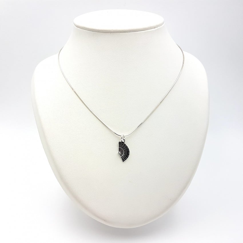 Colgante con forma de abanico en plata