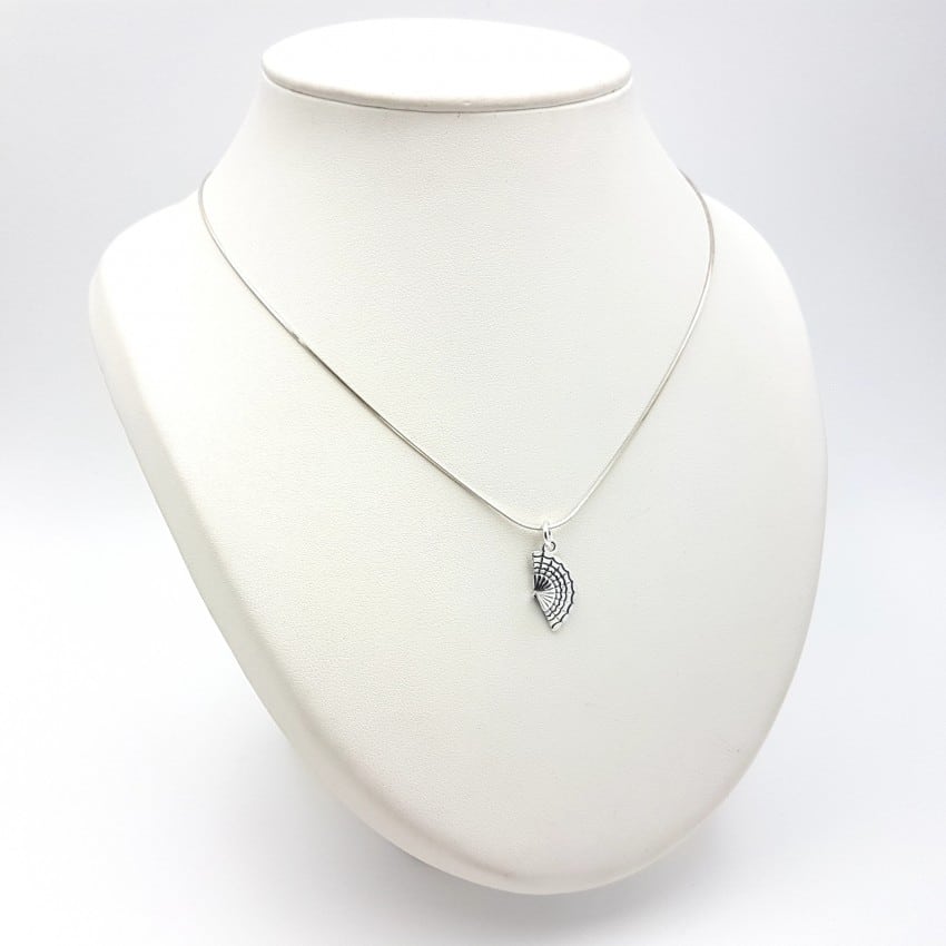 Colgante con forma de abanico en plata
