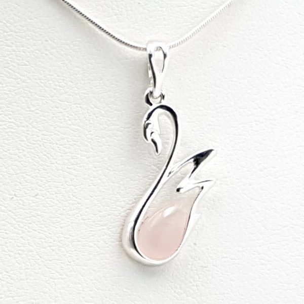 Colgante forma de cisne en plata y cuarzo rosa