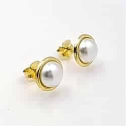 Pendientes con perla sintética en plata con baño de oro