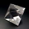 Cuarzo cristal de roca en sólido platónico octaedro