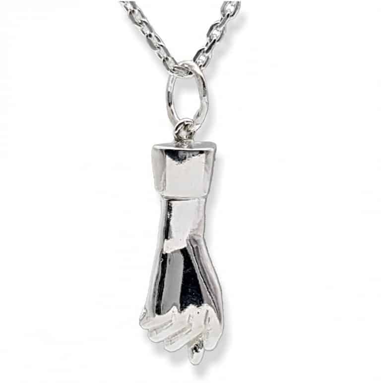 Puño de la suerte, amuleto de plata