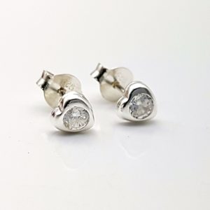 Pendientes corazón con circonita fabricados en plata de ley Pendientes corazón con circonita fabricados en plata de ley