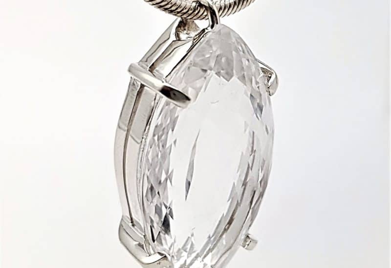 Colgante Cuarzo Cristal de Roca fabricado en plata – talla marquise