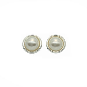 Pendientes plata de base redonda de 11 mm con perla sintética.