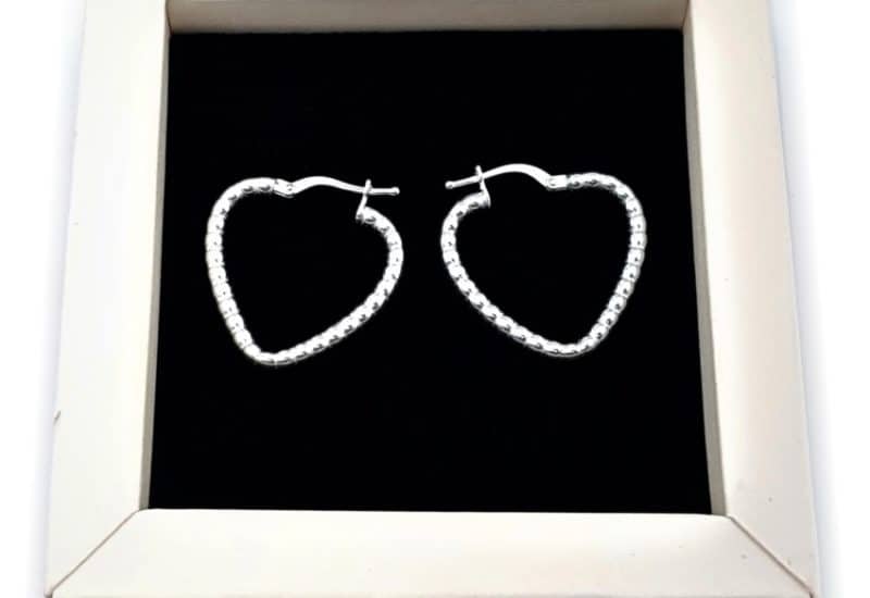 Aros de plata de bolitas con forma de corazón