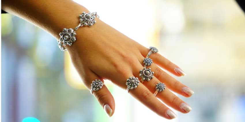 Joyas de botón charro en plata 925, anillos y pulseras mostradas en muñeca y mano