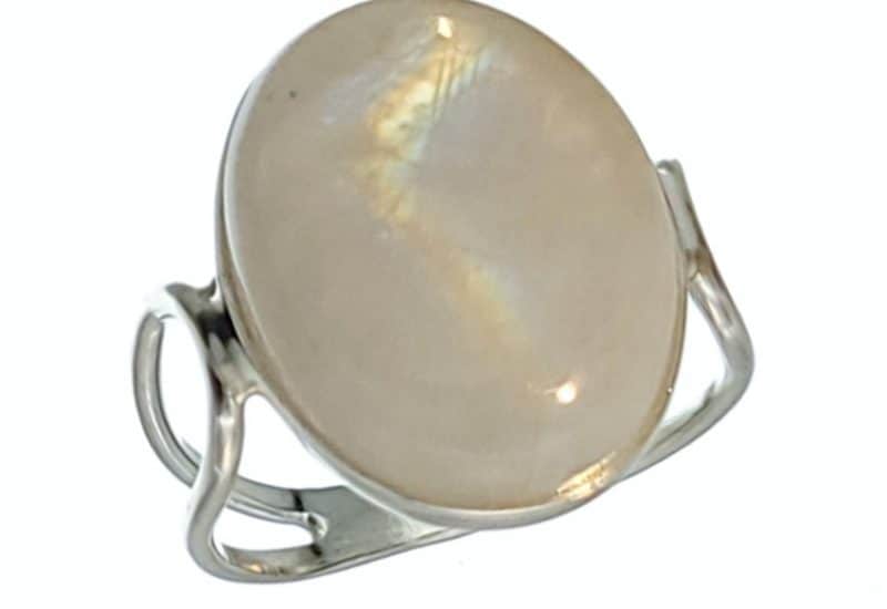 Anillo de Piedra Luna oval montado en plata 925