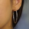 Argollas lisas de 40 mm. mostradas una vez puestas en la oreja (1)