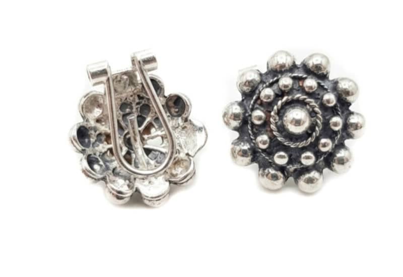 Pendientes botón charro de 13,3 mm. con cierre omega.