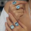 Foto demostración de cómo lucen los anillos de topacio puestos en los dedos de la mano