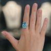 Foto demostración de cómo lucen los anillos de topacio puestos en los dedos de la mano