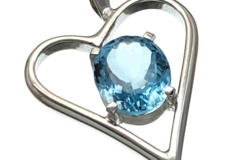 Colgante corazón de plata 925 con piedra de topacio azul