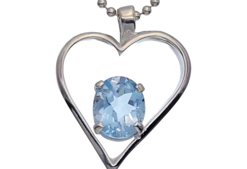 Colgante de plata 33×27 mm. corazón con topacio azul