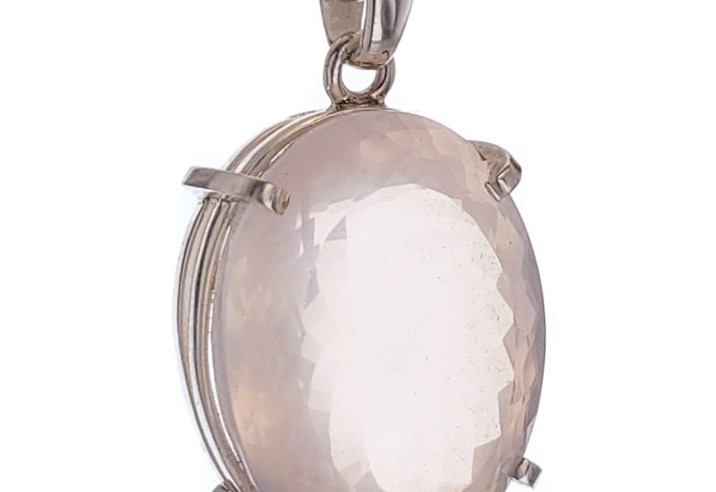 Colgante de plata con piedra de cuarzo rosa de 36x27x18mm.