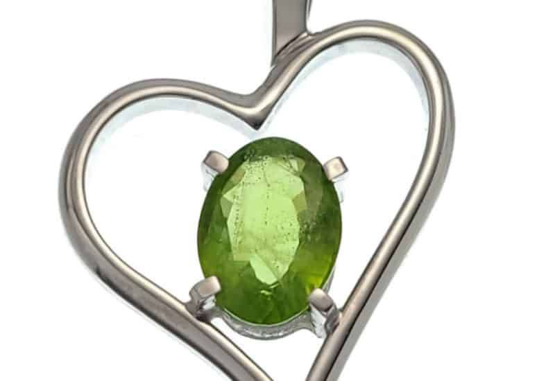 Colgante corazón en plata 925 con engaste de peridoto (olivino)