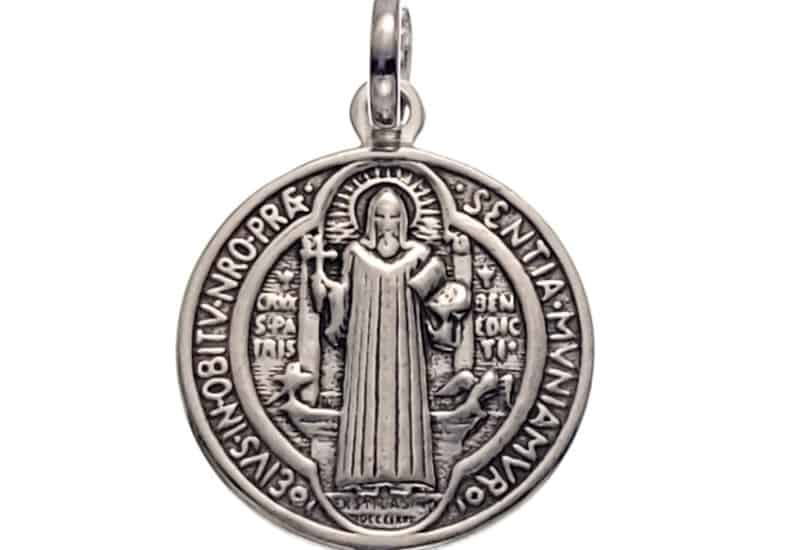 Colgante medalla de San Benito en plata de 2,4 centímetros.