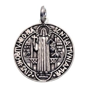 Colgante medalla de San Benito en plata de 3,4 centímetros.