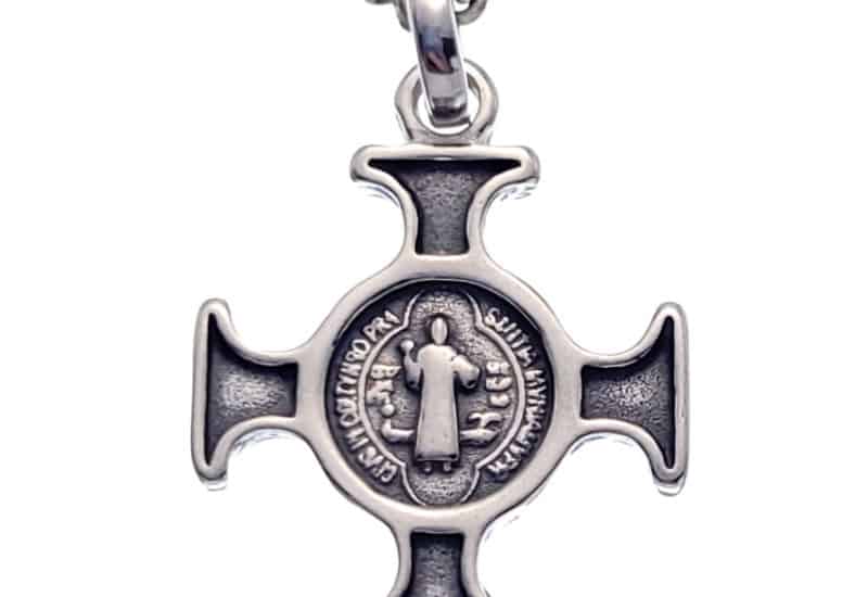 Colgante cruz de San Benito en plata de 2,5 centímetros.