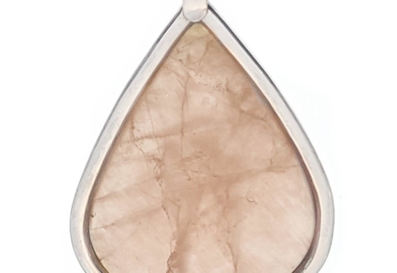 Colgante de cuarzo rosa de 49x37mm. montado en plata 925.