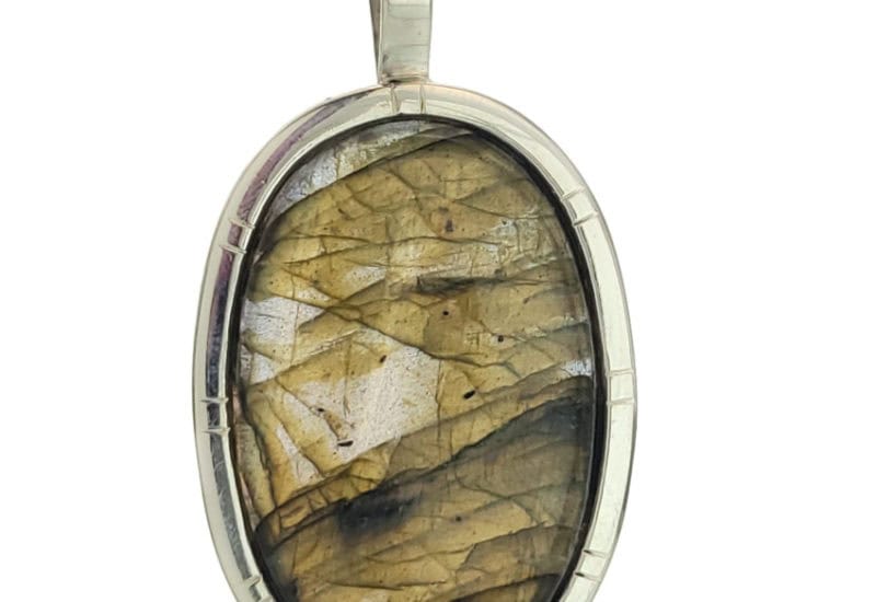 Colgante de plata con gran piedra de labradorita de 44×30 milímetros