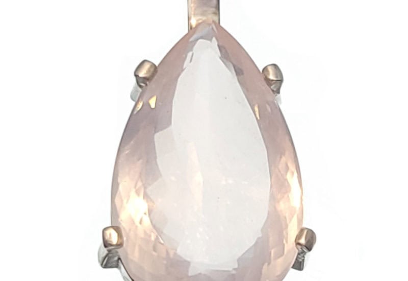 Colgante de plata con lágrima de cuarzo rosa de 35x22x12 mm.