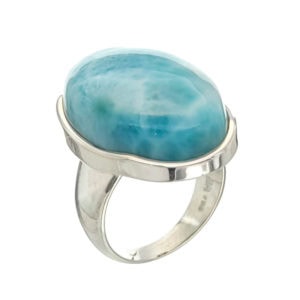 Anillo de plata y piedra oval de Larimar en talla 17